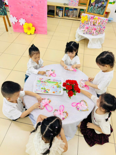RỘN RÀNG HOẠT ĐỘNG TRẢI NGHIỆM: "GỬI LỜI YÊU THƯƠNG ĐẾN BÀ VÀ MẸ" NHÂN NGÀY 20/10