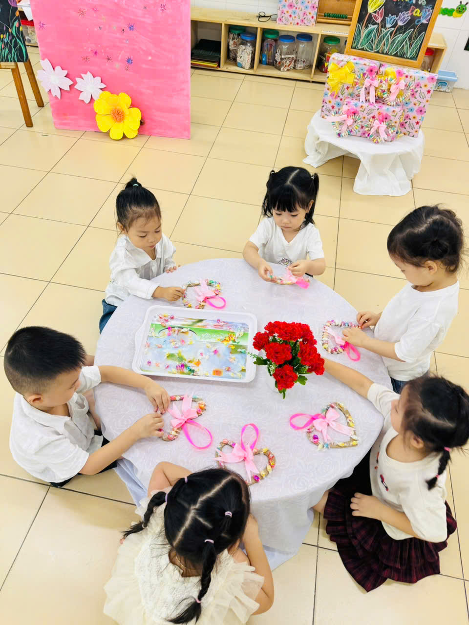 RỘN RÀNG HOẠT ĐỘNG TRẢI NGHIỆM: "GỬI LỜI YÊU THƯƠNG ĐẾN BÀ VÀ MẸ" NHÂN NGÀY 20/10